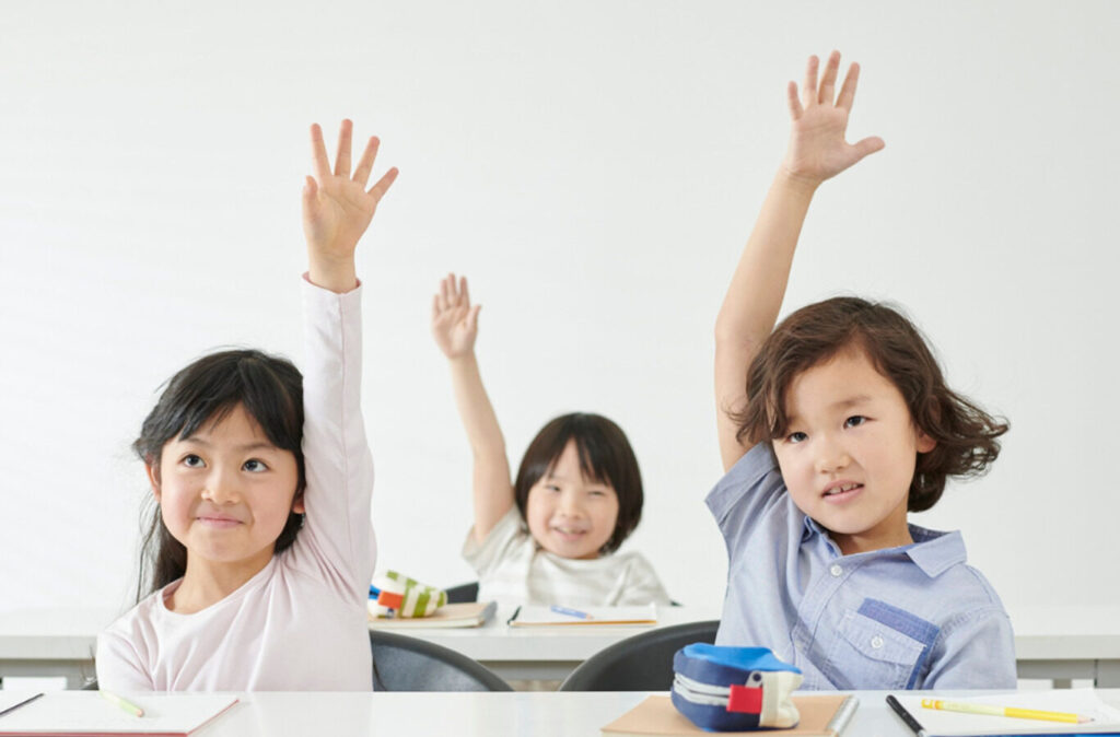 挙手する子ども